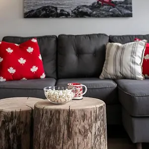 Apartment Lovely 2 Bedroom Steps From The