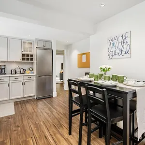 Villa Gorgeous 4 Bedroom Garden Level At West & Ubc